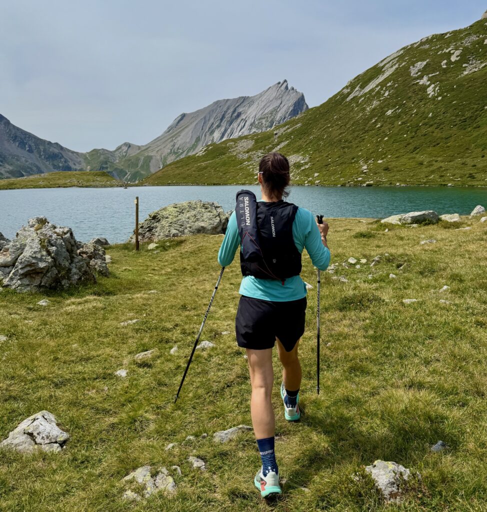 trail près d'un lac